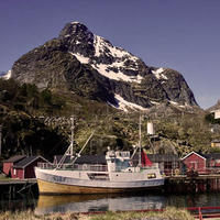 Fiskebåt foran fjell