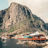 Hus ved fjell